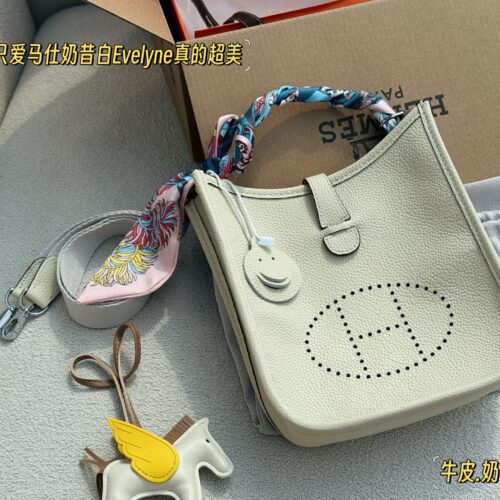 230 sets of packaging/scarves/pendants
size：16*18cm
Evelyn milkshake white mini Evelyen
Looks very high-end and comfortable
Very suitable for daily commuting
And it can be carried or carried
One package is versatile!