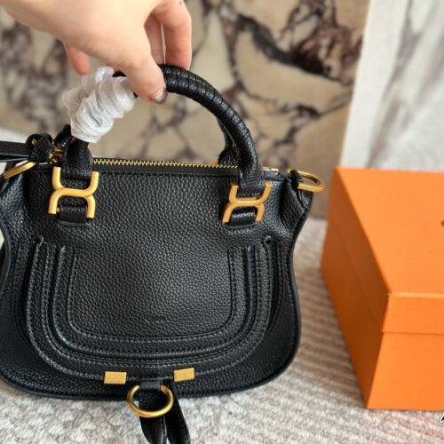 Cowhide 305 with box
size：22*17cm
Chloe's hand-held saddle bag
Fur/tassel/rivet/horseshoe buckle
Incorporate trendy elements!
Retro ? Advanced!