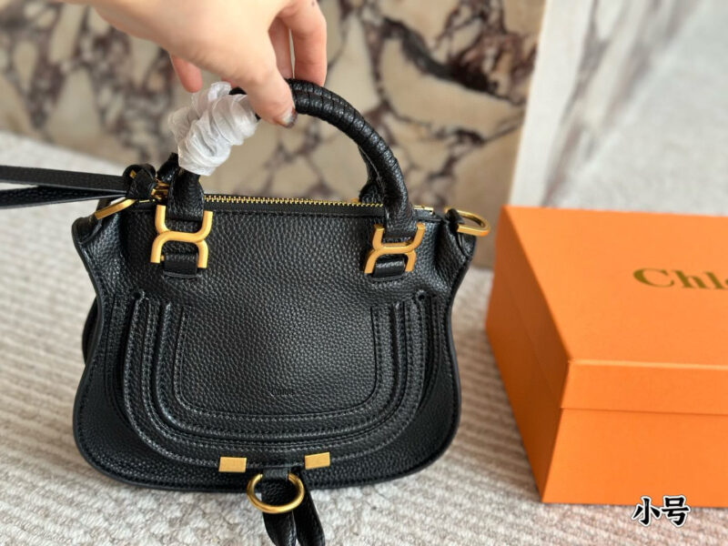 Cowhide 305 with box
size：22*17cm
Chloe's hand-held saddle bag
Fur/tassel/rivet/horseshoe buckle
Incorporate trendy elements!
Retro ? Advanced!