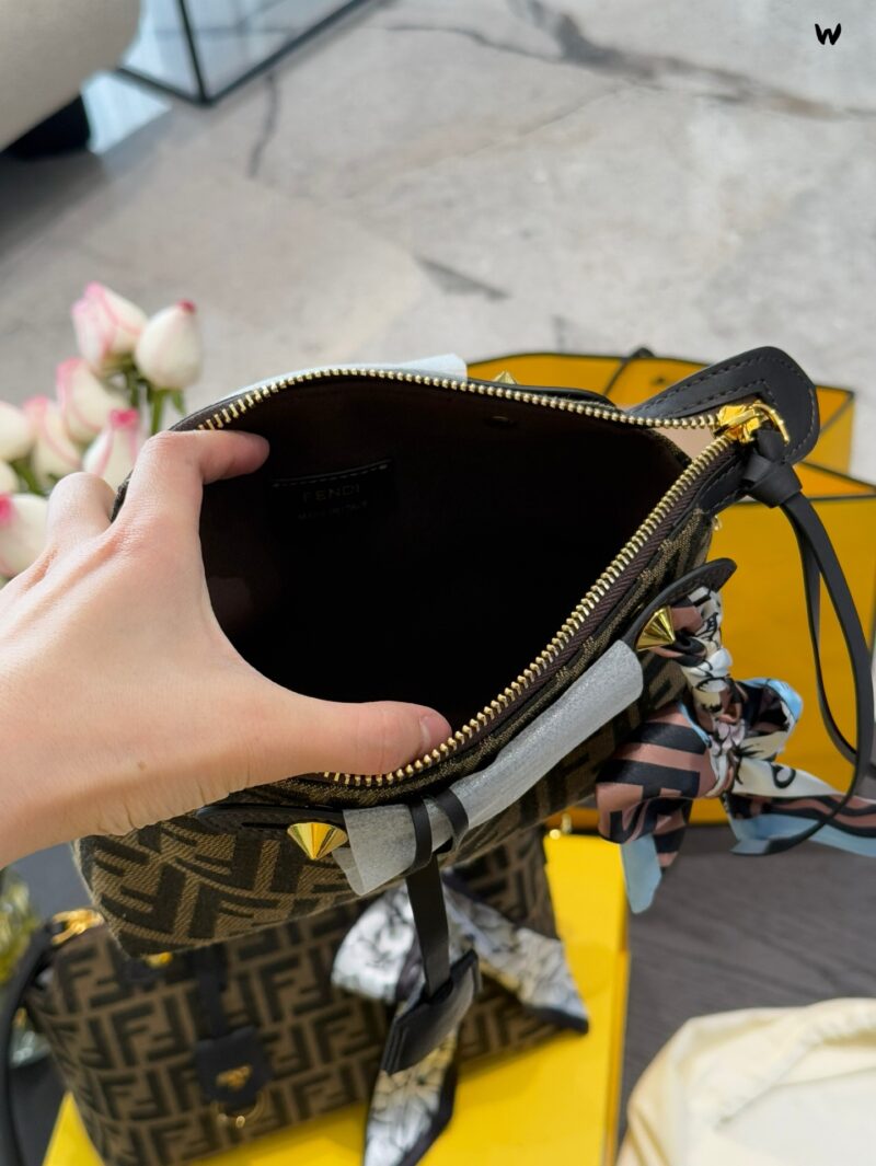 Fendi new pillow bag p230p245
Using the ultra soft Cuoio Romano is really easy and easy to carry! Each season has different designs, bringing us endless surprises and showcasing our unique charm. This handbag is truly both fashionable and practical! ...
