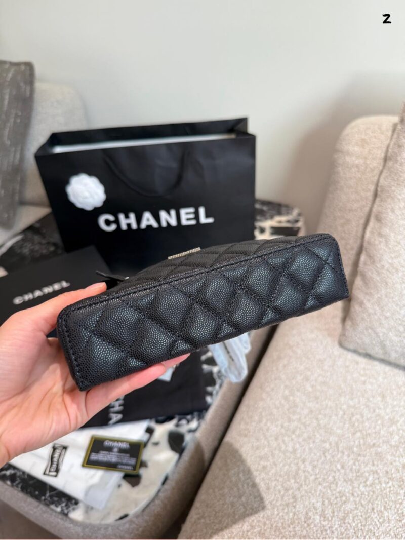 fbb854cbfb.jpg p250
Today I received a package of 1.8w and a Chanel 25c box
Chanel 25CLP black gold chain bag is coming!
Dyeing the classic black and gold color scheme, exuding a sense of luxury. Litchi cowhide, with excellent texture.
The design of the Cocoon Isla...