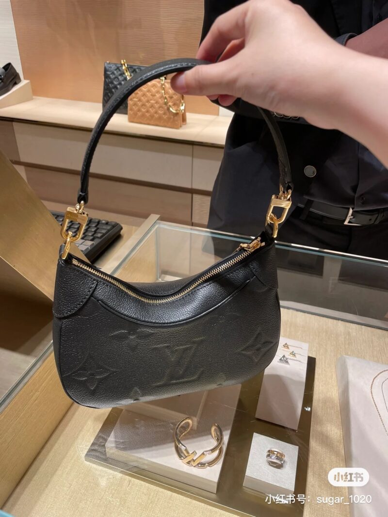Here's the limit two again. Choose Lv bagatelle armpit bag, Lv bagatelle black and elephant gray
Both colors are absolutely beautiful, it's hard to choose who to like better. The two shoulder straps under the armpits are amazing, and even a crossbody...