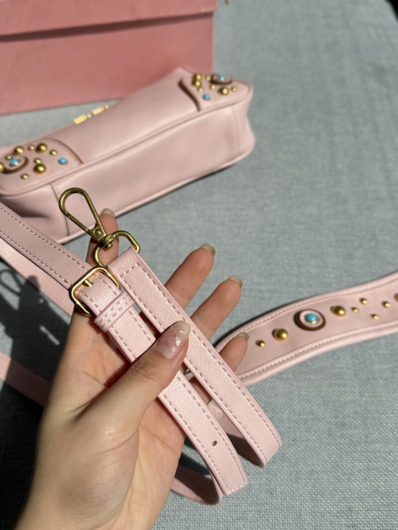 fbcd3438c1.jpg 215 Heaven and Earth Cover
size:24×13
MIU MIU Riveted Underarm Bag Used Bag
Show off vintage bags Come and watch! The simple and clean design of the 2025 Spring/Summer collection bags
Highlighting functional practicality, soft and comfortable touc...