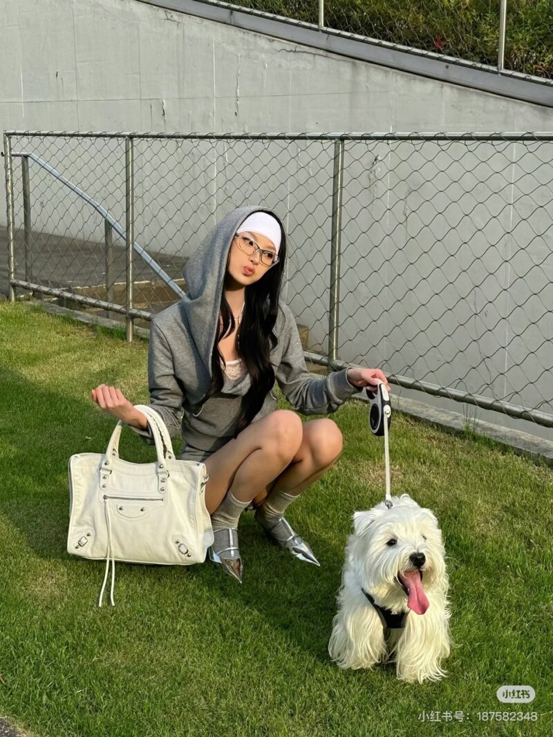 fbf3ee4250.jpg Balenciaga motorcycle silver is so handsome!!! Motorcycle bags will really be loved forever
A locomotive with a silver buckle will appear cool and aloof. C0o
Laziness comes naturally. The motorcycle bag can be equipped with a casual and free spirited...