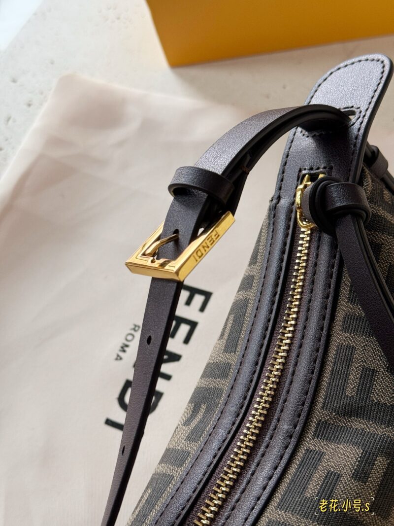 235 box
Size: 22 * 12cm (small)
F Home Fendi's Latest Show Style Old Flower Underarm Bag
Simply give a sense of sophistication
Comes with a sophisticated sense of relaxation!
Be adaptable, that's really cool!