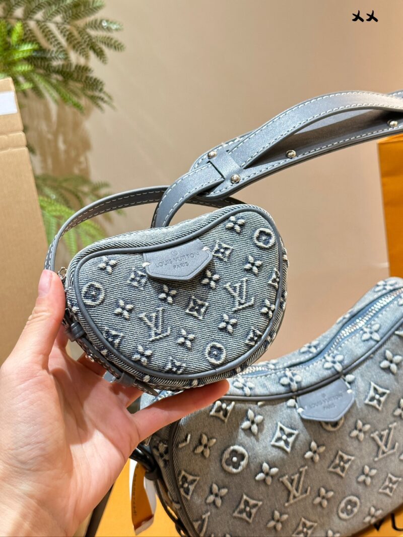 fc070e6908.jpg LV Cowboy Pea Bag
Do you love this pea bag? The bag shape is like a pea pod, with smooth lines and a strong sense of styling. It imitates denim patterns and prints PVC leather, which is more durable and waterproof compared to denim. It is a must-have...
