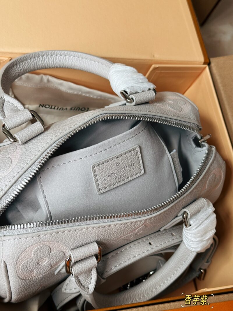 fc15f9b743.jpg 220 new model (with box)
size: 20*14cm
L Home Speedy 20
Let's feel the joy of Speedy together~
This size is just right!
Sweet Potato Purple Speedy 20
Light purple gray blended milk is dripping!
Search: Lv speed 20