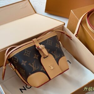 220 boxes
size：12*11cm
L family noe purify
Xiaoshaomai is really cute!
The capacity of the bag is still
（ ?? Can't put down the big phone)
Although the length of the shoulder strap cannot be adjusted
But it's very useful!