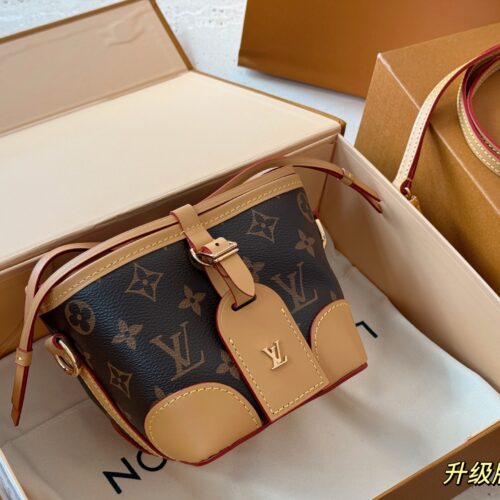 220 boxes
size：12*11cm
L family noe purify
Xiaoshaomai is really cute!
The capacity of the bag is still
（ ?? Can't put down the big phone)
Although the length of the shoulder strap cannot be adjusted
But it's very useful!