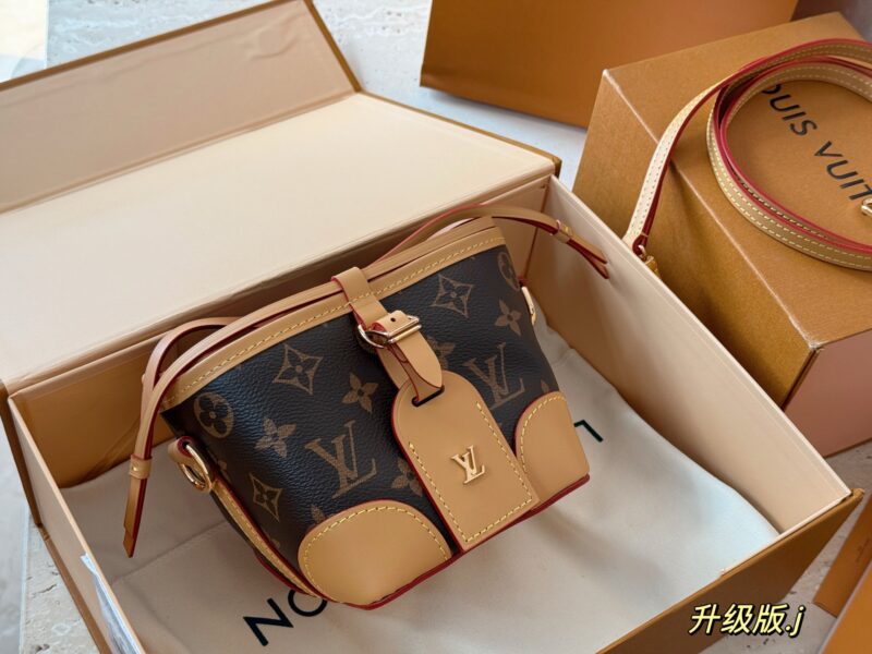 220 boxes
size：12*11cm
L family noe purify
Xiaoshaomai is really cute!
The capacity of the bag is still
（ ?? Can't put down the big phone)
Although the length of the shoulder strap cannot be adjusted
But it's very useful!
