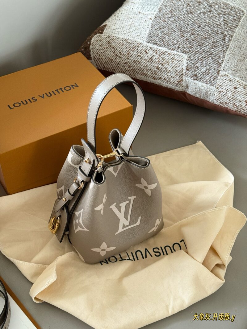 fc1a494358.jpg 235 box
size:18*16cm
ALL IN BB Heavy Attack
Who wouldn't be confused after reading this!
I didn't expect to like it more and more as I watched it
There are two sizes of holes for L home AII IN BB
25ss bucket bag