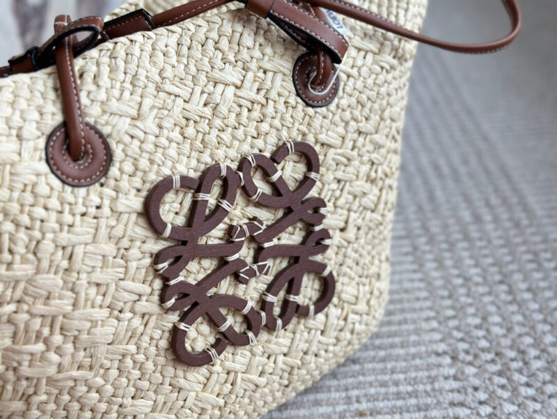 fc1c7e2079.jpg 180 without box
Size: Bottom width 30, top width 50 * height 25cm
LOEWE | Grass woven bag
Don't you have such a beautiful straw woven bag in summer?
100% suitable for vacation~
Look at the sea, look at the sea, look at the sea