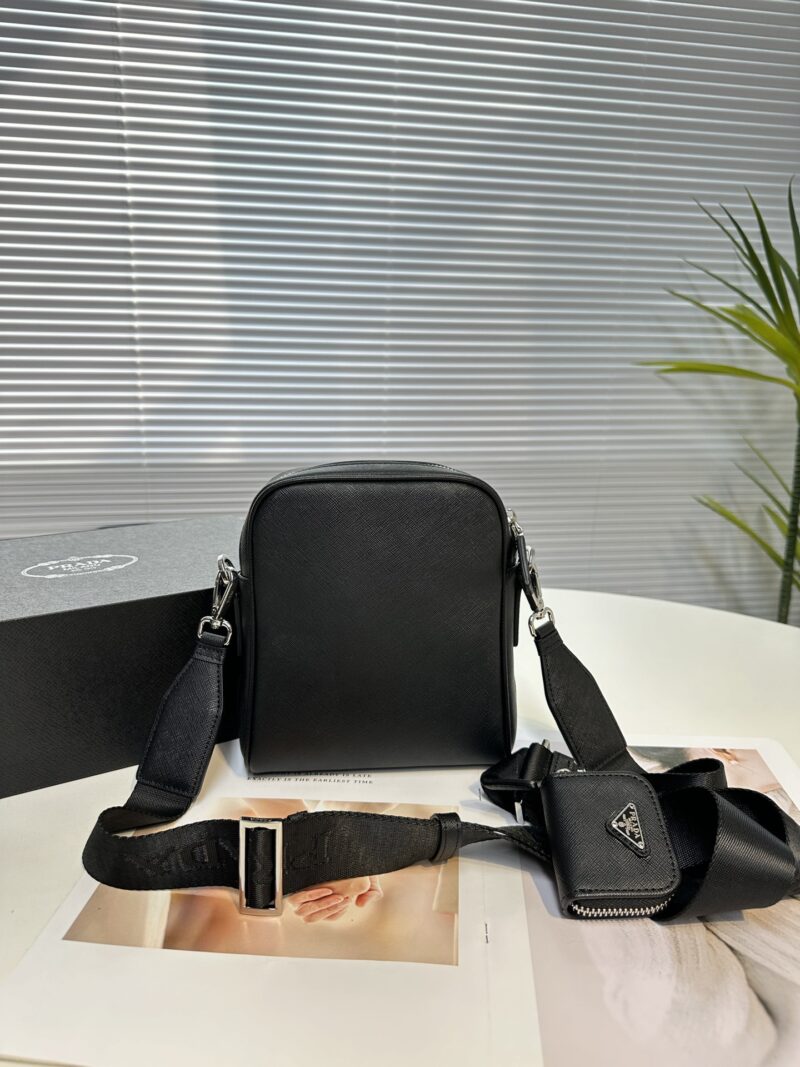 2VH 168 PVC leather
This shoulder bag is made of Saffiano Taiwanese fabric, with simple lines that highlight a striking style. The iconic Saffiano leather material is synonymous with luxury and a symbol of identity for traditional Italian leather man...