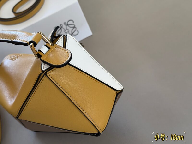 fc5ae46a65.jpg 225 255 box
Size: 18 * 10cm (mini)
24 * 15cm (large size)
Loewe Geometry Package Puzzle
Truly cannot be missed,
?? Cowhide quality!
Completely hold on!
Even high-level ones have to overflow