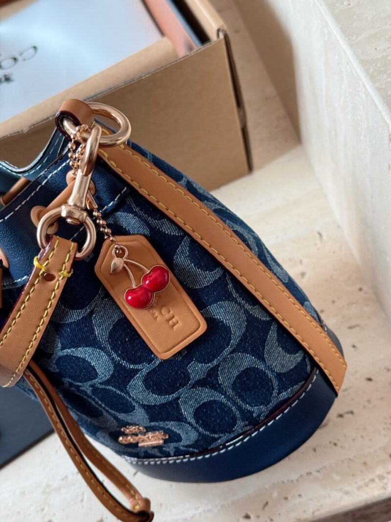fc5f148807.jpg 225 boxes
size:14*16cm
C Mini Bucket Bag is super cute!
COACH | Who hasn't owned a denim denim bucket yet
What a cute and lovely little bucket!
Isn't it too delicate and cute
Search Coach Coach Bucket