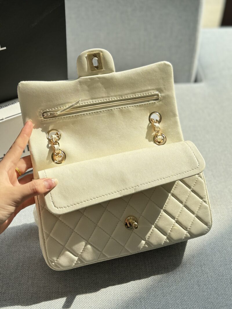 fc63b59d55.jpg 220 folding box
size:23.5×14
CHANEL Classic Flap CF Series Caviar Chain Bag with Lid Cover, Single Shoulder Crossbody Bag
The soft and sticky texture of the leather is very good and elegant, but it still needs to be vintage~
Exquisite and compact,...