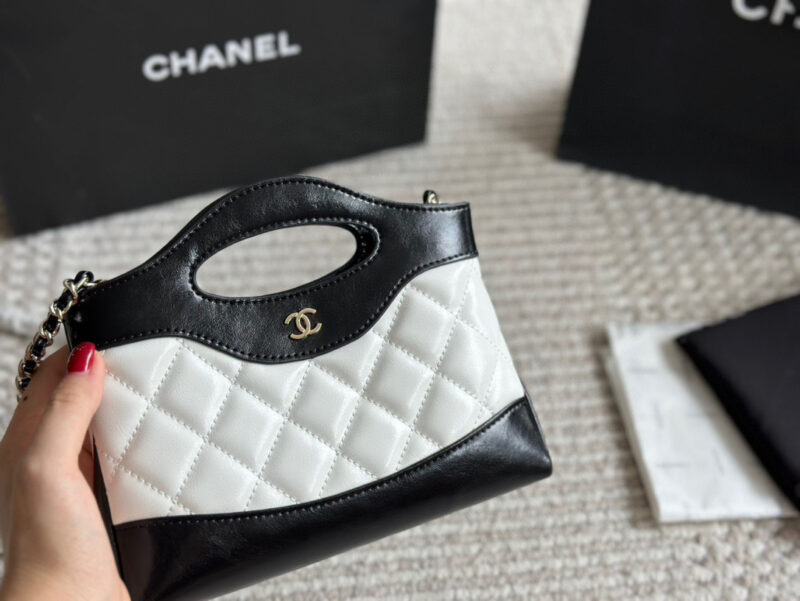 fc71f6cdbd.jpg 215 box upgrade version
size:22*14.5cm
Xiaoxiangjia's 23a is worth buying
Cute and Loving Horizontal Version 31
Chanel has been replicated again
The new 31 bag model has released a mini size
Who can withstand this!
Xiaoxiang's true love fans must j...