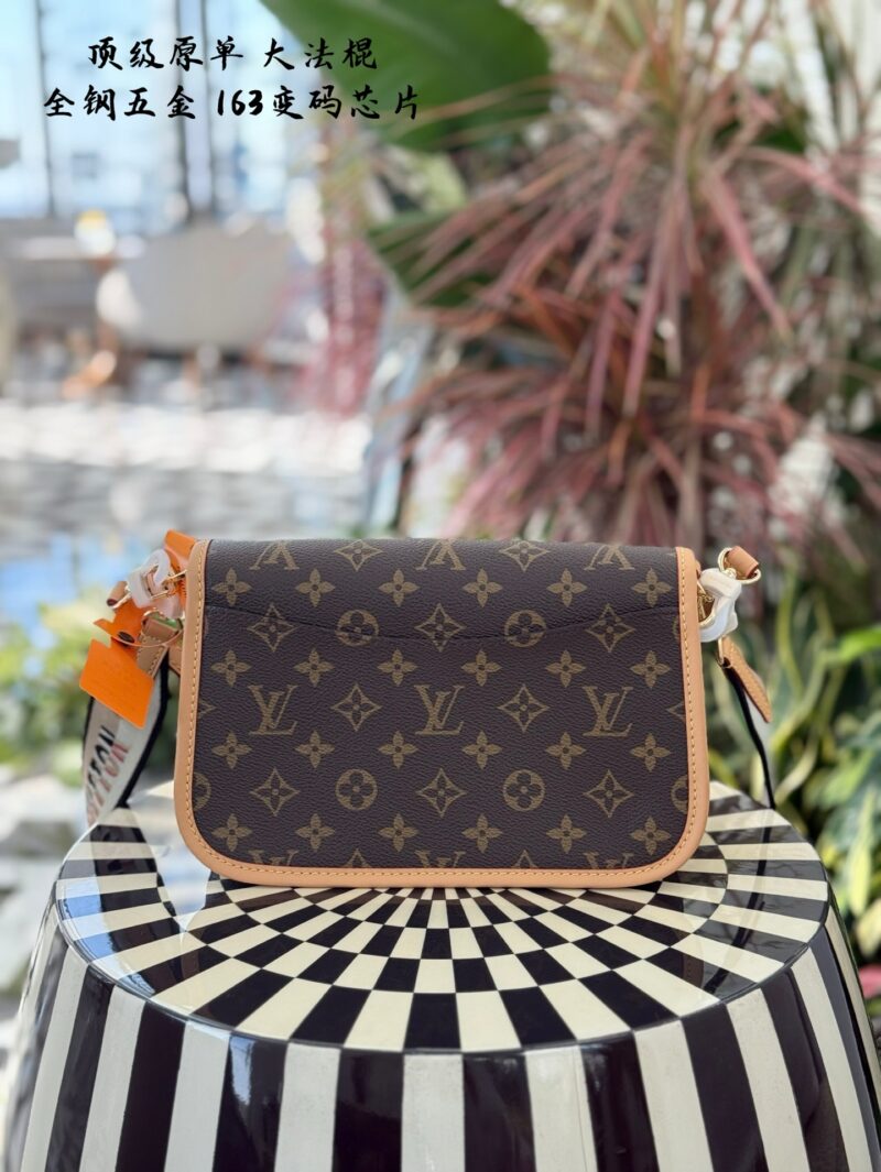 Counter synchronization 163 chip version p325
Lv's new Diane vintage flower stick bag for fashion shows, one shoulder crossbody armpit bag with floral embroidery shoulder strap, all steel hardware
Size: 24 * 15 * 9CM, with 2 shoulder straps that can ...