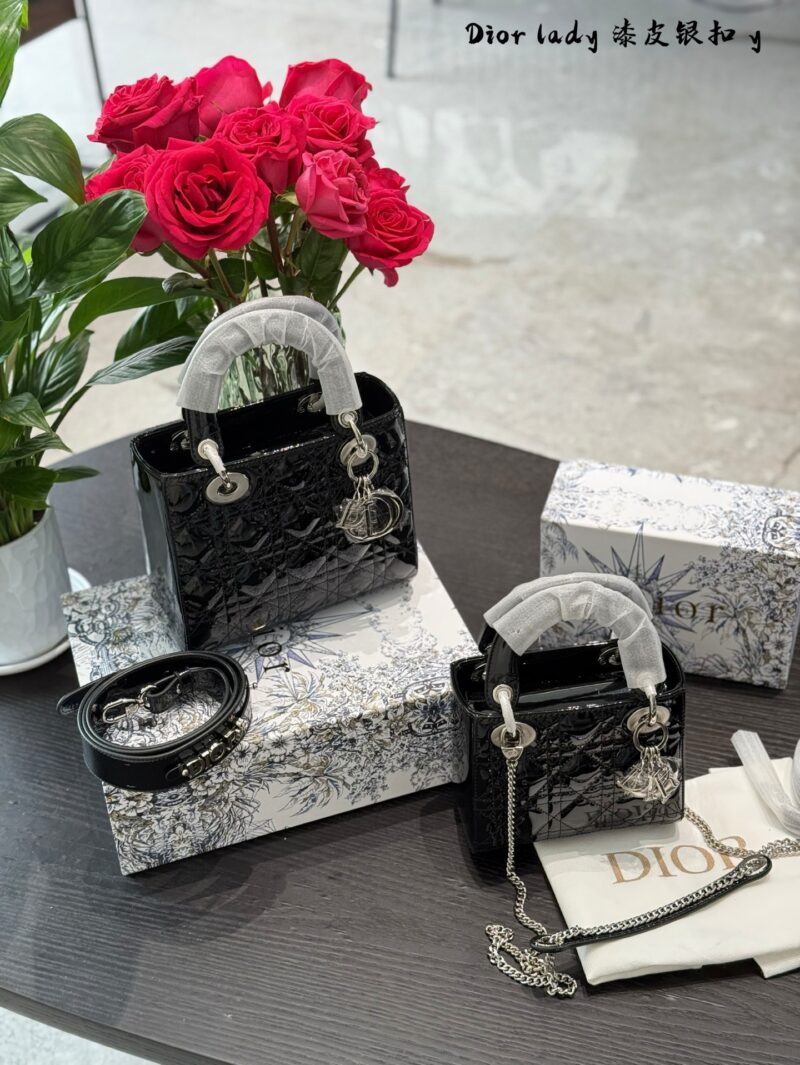 fc9b9c1988.jpg Dior Concubine Bag p264p269
Three grid 17 four grid 20 patent leather black/silver buckle
Imported calf leather with frosted deer skin pattern and velvet lining
Precision high-density electroplating hardware silver
Adjustable leather shoulder strap w...