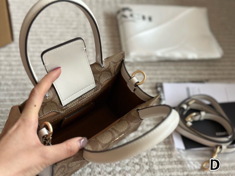 210 box
size：17*17cm
Sincerely recommend this one!
I've been carrying it out lately!
C Family Cally Music Album Pack
The shoulder strap can be disassembled
There are suction buckles inside
Practical and convenient