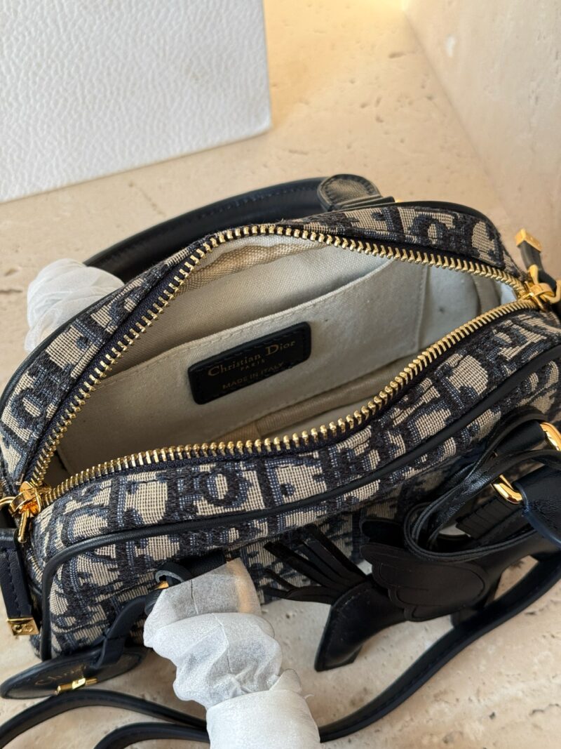 fcbad66ace.jpg 290 boxes
size:20*12cm
D Home VIBE | Pillow Bag
Don't think I'm young, but I'm very good at pretending!
Summer25 new SIZE bowling bag, really looks great!