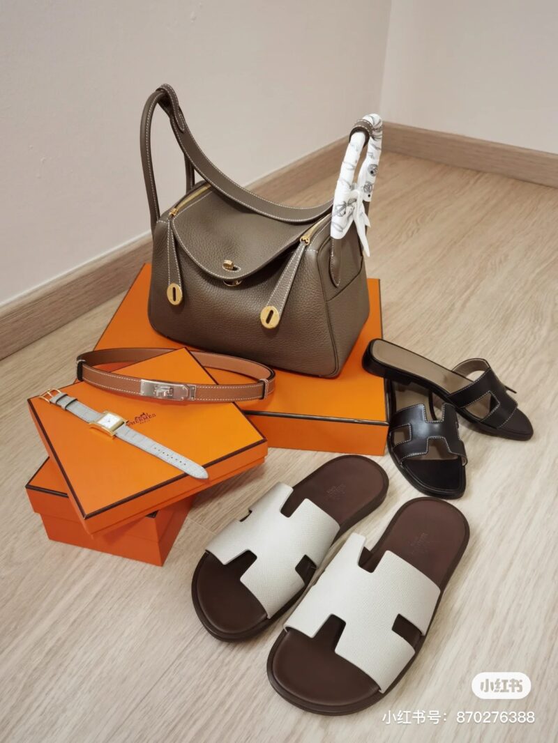 Commuting Treasure Bag - Head Layer TOGO Leather 26 Lindy Bag
If it is necessary to have a commuting bag
I would choose the 26 Lindy bag
Large capacity bag body
Soft and sticky top layer cowhide exudes a sense of luxury
Single shoulder back is partic...