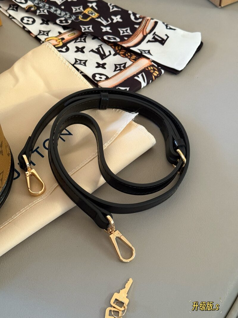 fccb46e33d.jpg 265 box (520 plus free silk scarf!)
size:17cm
L family cans bucket bag
Money Bucket! Money Bucket!
It's really special!
The more you use it, the more fragrant it becomes!!!
Versatile and practical black genuine leather
Original canvas coating with ...