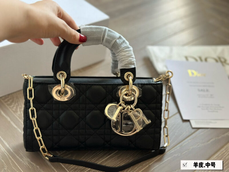 Dior lady's new long sheepskin full set packaging
Dior's all-new D-joy is making a strong comeback, with the rhythm of a big hit. The bag comes with two shoulder straps and multiple back styles, making the upper body both beautiful and stylish. The c...