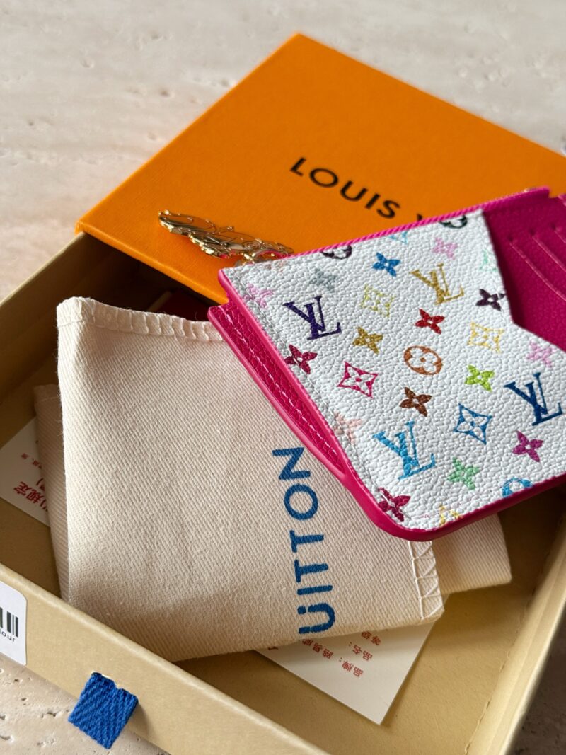 fcd9acdeff.jpg 155 boxes
size:12*8cm
Cute things can heal everything
L's white tri colored card bag
It's really outstanding
White tri color with a red lining! It's really amazing!
