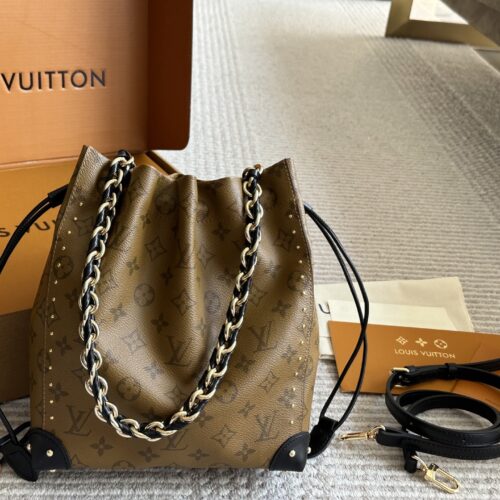235 box new model
size：22*26cm
L Home New Product Showcase Water Bucket Bag/Lucky Bag
In addition to the classic method of carrying baskets
I also provided an extra shoulder strap/
Can be worn on one shoulder or crossbody!
It also comes with an inn...