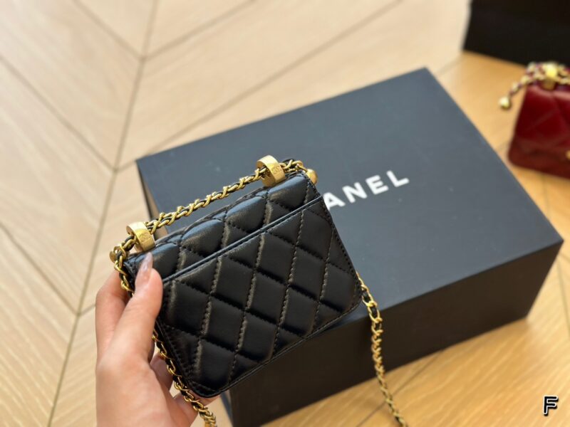 Folding box
Cute and explosive! The palm sized Chanel mini bag is so cute! This Chanel mini bag is really cute! The black square shaped bag with a chain and a small golden ball is a perfect eye-catching tool when walking on the road!! 12*9cm