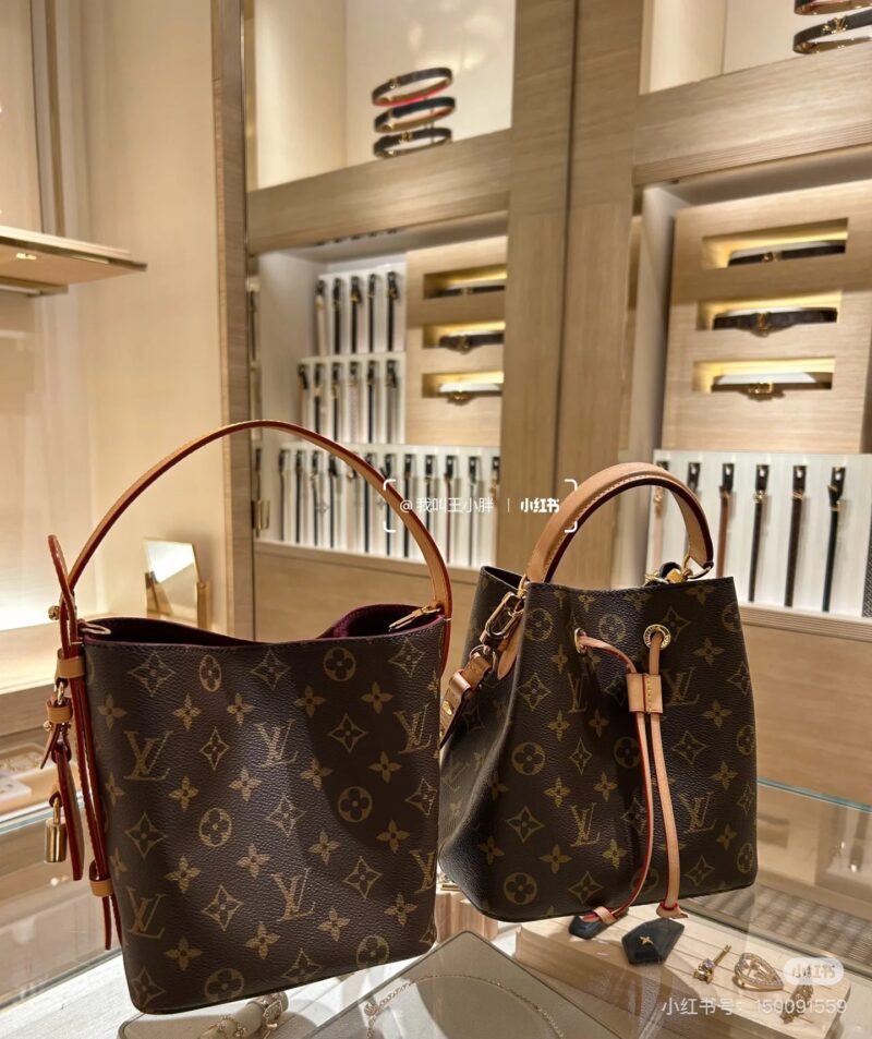Heart LV vintage AllinBB, it's here
This handbag is made of Monogram canvas paired with glossy metal pieces, showcasing a classic style with iconic padlocks and nameplates. Adjustable shoulder straps continue the brand's box making heritage, while le...