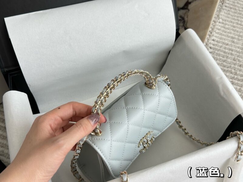 fce7be70fa.jpg 210 box
size:15*12cm
Xiaoxiang Family 23Kelly
This bag type is a whole love to live in
Can be carried by hand or slung diagonally
The caviar cowhide is too perfect!