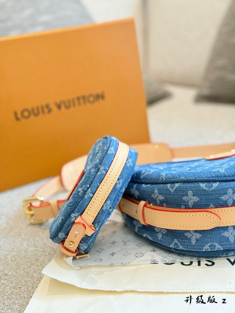 fcecebc3ba.jpg 2-in-1 pea bag p300
LV denim monogram is finally back, no longer searching for vintage!
Classic light blue distressed denim with vintage design, full of retro feeling. Cowboys come with a casual temperament, with a soft body that gives people a feeli...