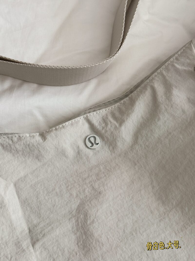 fced5fc83c.jpg 210 200 without box
Size: Width 50 * Height 25cm (Large)
Top width 40 * height 20cm (small size)
Lululemon croissants
Comparison | 6L/Bone White 13L
13L is very suitable for short distance travel,
Lightweight and portable, I personally feel that bone...