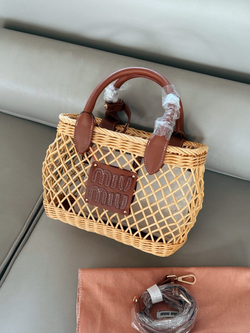 fcedb3a990.jpg 250 boxes
size:24*18cm
Miumiu Summer Limited Edition|
New woven vegetable basket
A chaotic hobo bamboo woven bag with a raging fire
The cute cowhide iconic logo becomes a highlight, it's so beautiful