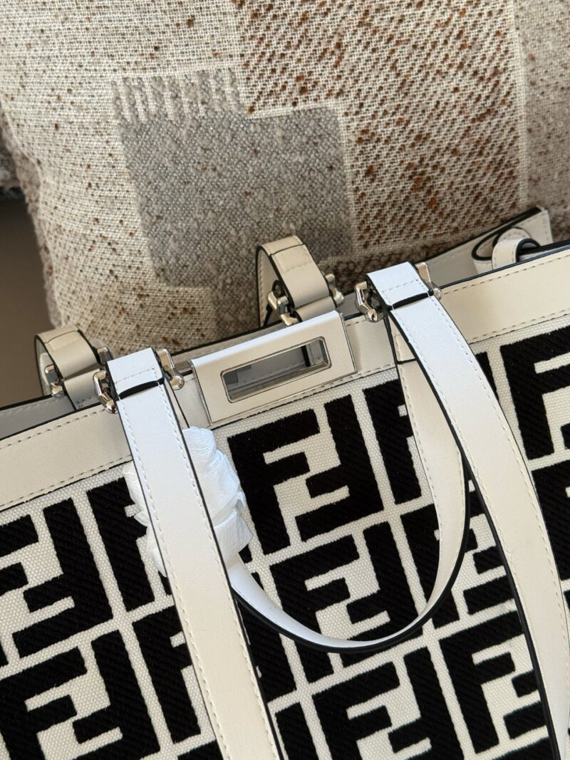 fcf7d1d235.jpg 260 without box
size:40*28cm
I was impressed by this Fendi tote, and its matcha green and gold brown color scheme caught my attention
Too advanced
The capacity can hold the essential items for short trips, giving you an effortless sense of luxury