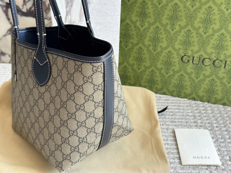 fd0e8beab7.jpg 220 boxes
size:22*21cm
GG new double-sided tote bag
Capacity is also acceptable
My god? It's so beautiful!
Classic must-have item