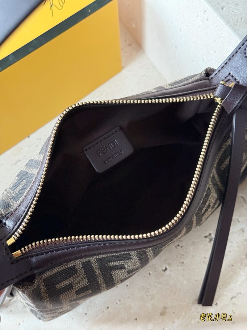 235 box
Size: 22 * 12cm (small)
F Home Fendi's Latest Show Style Old Flower Underarm Bag
Simply give a sense of sophistication
Comes with a sophisticated sense of relaxation!
Be adaptable, that's really cool!