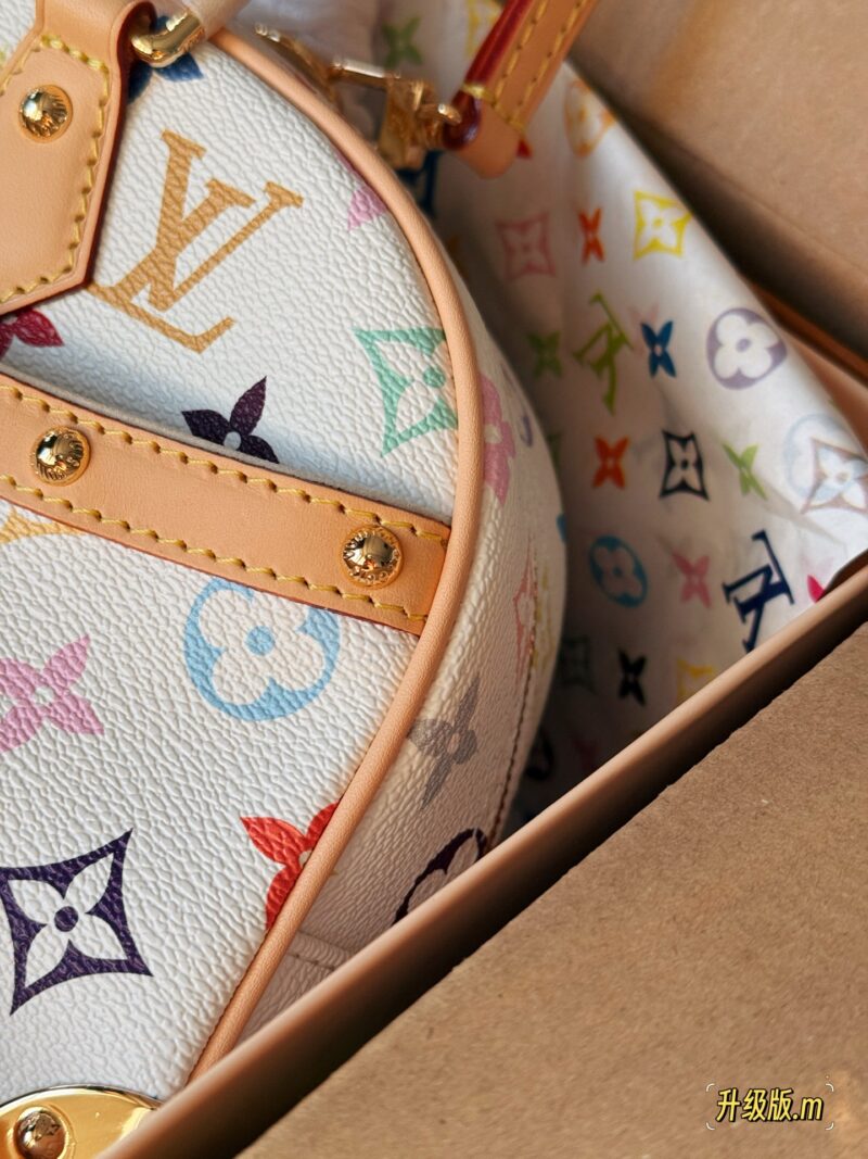 fd2d32273f.jpg 330 box upgrade version m
size:27*19cm
L's Takashi Murakami bowling
My favorite bag with white tri color this time!
The physical object is very beautiful#
A whole retro millennium feeling,
The capacity inside is also very large,
Holding it in hand ...