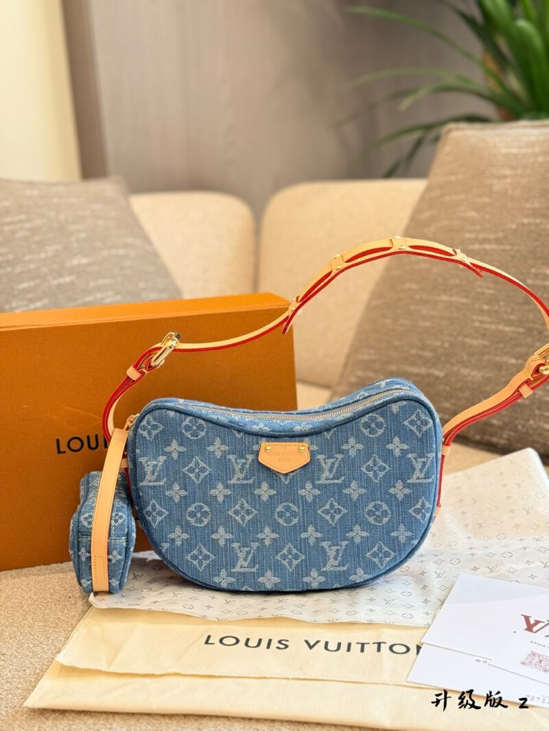 fd2e858a69.jpg 2-in-1 pea bag p300
LV denim monogram is finally back, no longer searching for vintage!
Classic light blue distressed denim with vintage design, full of retro feeling. Cowboys come with a casual temperament, with a soft body that gives people a feeli...