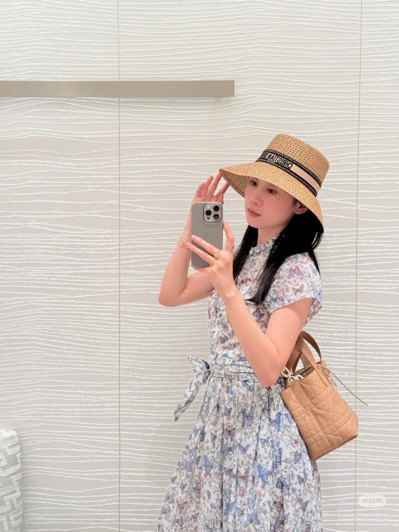 fd3c631bcf.jpg Dior indigenous bag is very suitable for light pairing in summer