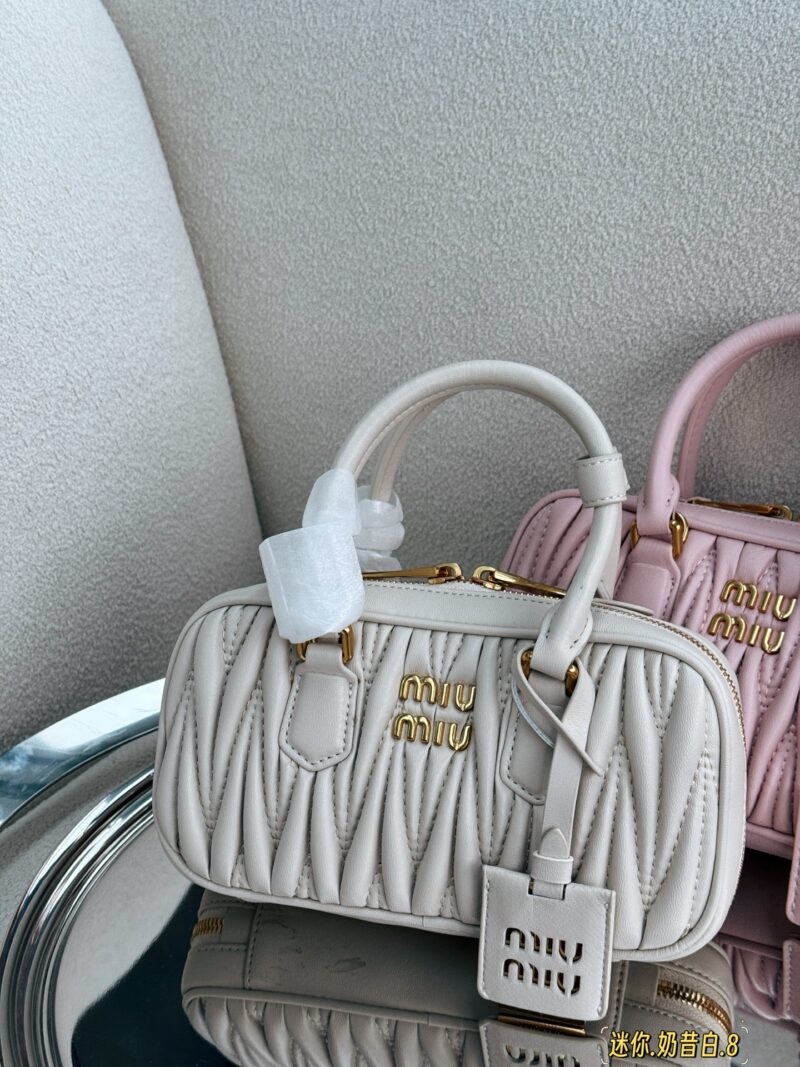 fd3f86fb36.jpg 250 boxes
size:19*10cm
Miu's small trash bag is really heart wrenching!
Miumiu's new mini bowling bag is so cute
Newly released mini size
Smaller and narrower than the previous small size, with a sloping back that is more convenient for internal ca...