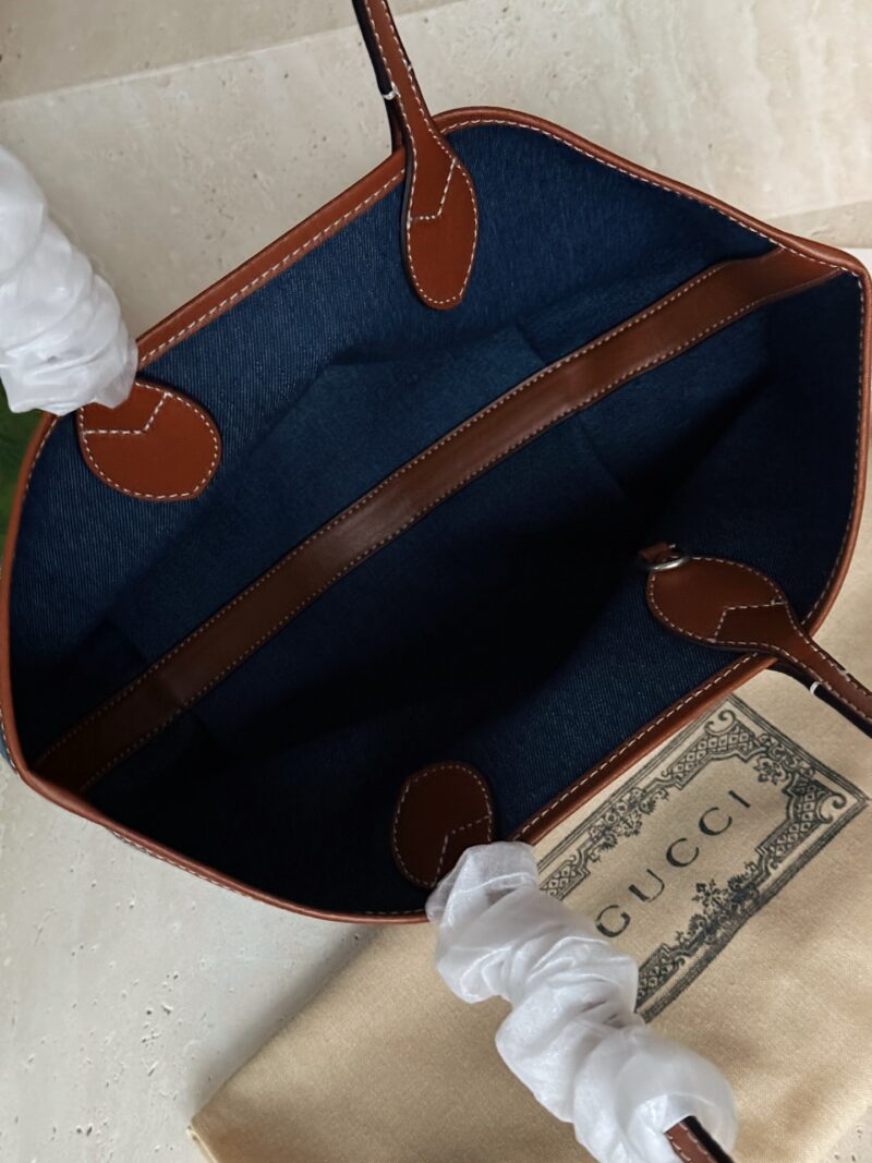 fd4a510718.jpg 220 no box with paper bag
Size: 20 (base width) * 35 (top width) * height 21cm
GG new double-sided shopping bag
It can be used both on the front and back with Tote!
Sisters like me who want many styles! Too practical! Small tote like giant outfit