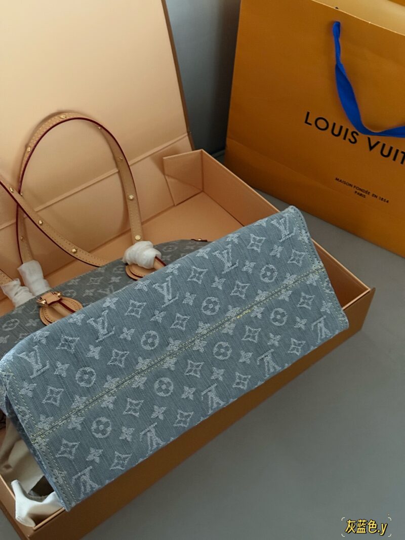 fd69d06785.jpg 330 with packaging
size:34*26cm
L Home On the Go Cowboy Shopping Bag ??
25fw new model on the go
So elegant
I will always love tannins! Who can refuse LV's denim style
Search Lv on the go shopping bag