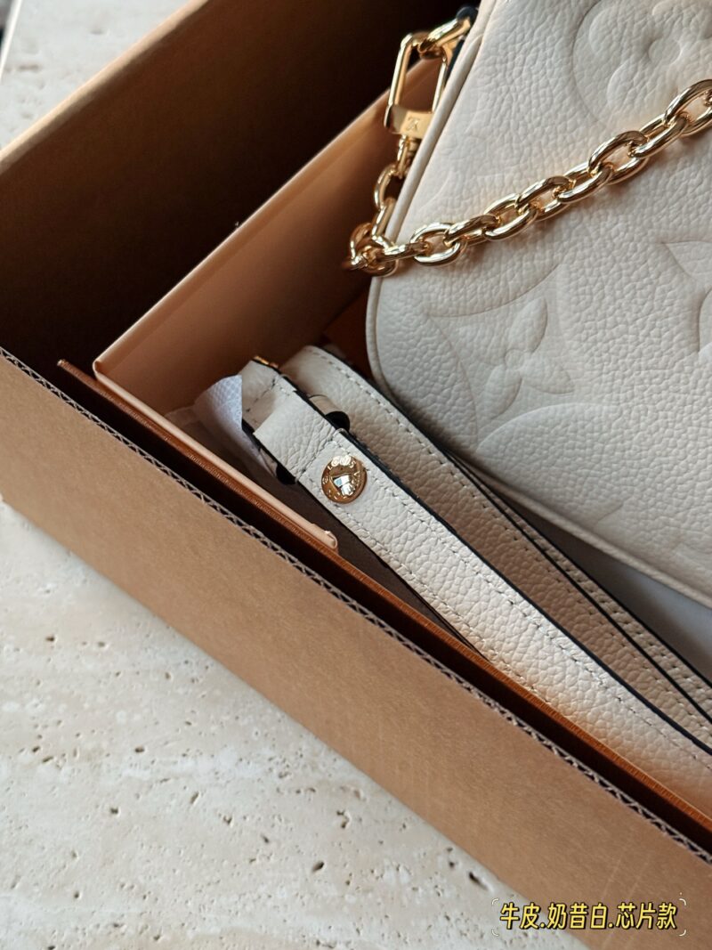290 complete set of packaging
size：23*12cm
Original version released ?? 
New Ivy full leather embossed chip model!
L's white ivy has become rich and beautiful
Physical Milk Whistling Drops~
Super suitable for summer
The first layer of cowhide h...