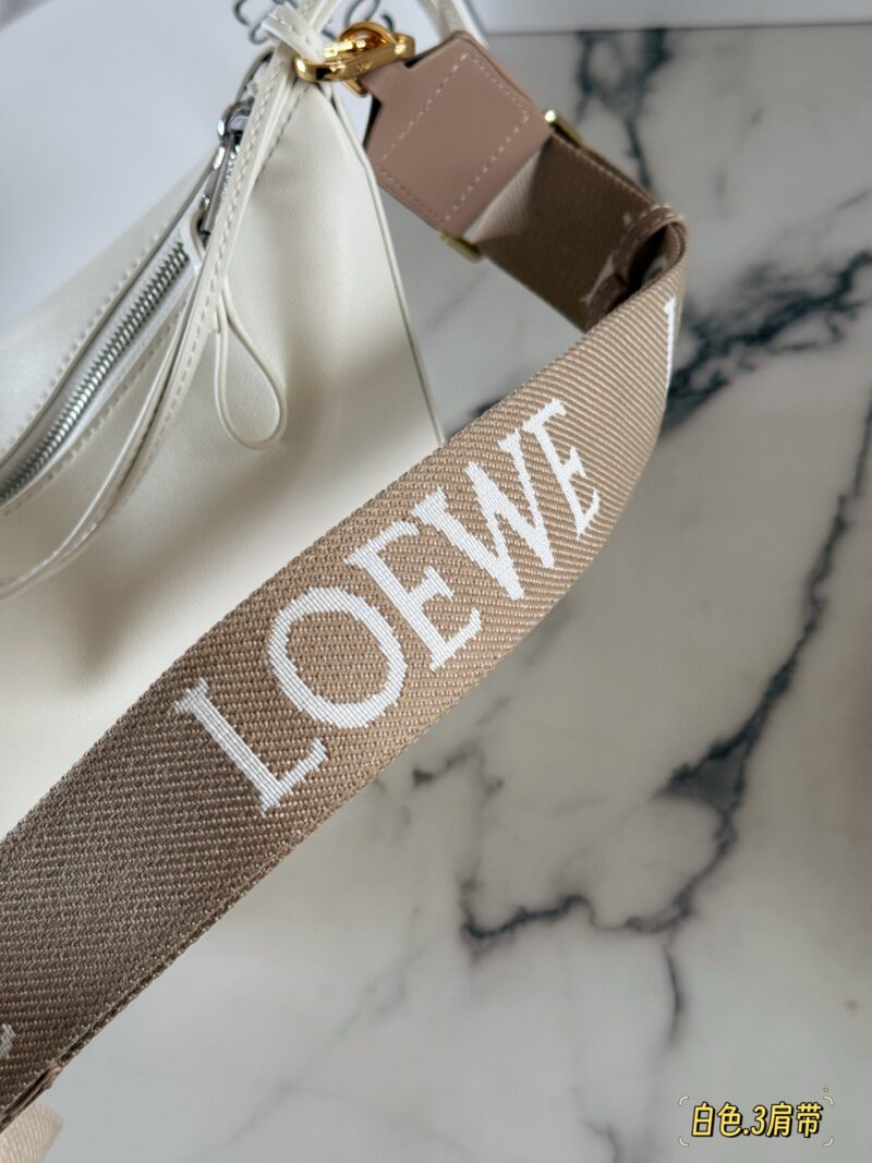 fdab9f9e81.jpg 250 box configuration with wide shoulder straps
Size: Bottom width 17, top width 27 * height 16cm
Loewe Hammock Hobo
Loewe hammock bag is super cute
HOBO can still do this
Paired with the newly released wide shoulder straps, it really looks great
The...