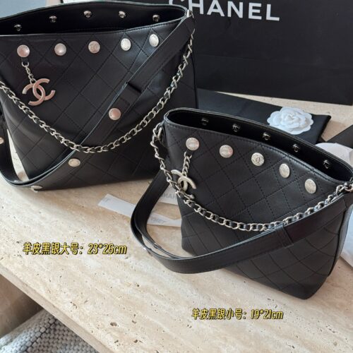 310 290 sheepskin box
Size: 23 * 26cm (large)
19 * 21cm (small)
Xiaoxiangjia 25P black silver hobo water bucket wrapped tightly!
The shoulder straps are wide enough, they won't slip on the shoulders!
Length adjustment can also be done diagonally!
A r...