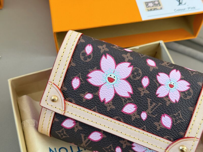fddc3b3974.jpg 170 boxes
size:12*9cm
L Family Sakura Flash Series Wallet
lovely! Easy to carry!
A small wallet that keeps its appearance online
There are a total of 6 ? ? A card slot,
A change slot with a zipper!