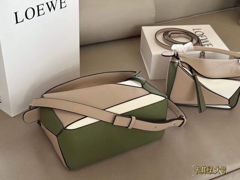 fded3f751e.jpg 225 255 box
Size: 18 * 10cm (mini)
24 * 15cm (large size)
Loewe Geometry Package Puzzle
Truly cannot be missed,
?? Cowhide quality!
Completely hold on!
Puzzle khaki green color combination
Even high-level ones have to overflow